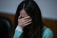 领队的手脚也不老实