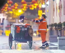 全覆盖落实环卫工人社会保障；加强日常作业劳动保护