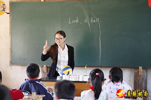 在騰沖滇攤鄉燒灰壩教學點的給孩子們上音樂課