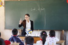 在騰沖滇攤鄉燒灰壩教學點的給孩子們上音樂課