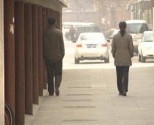 是背对背还是？ 小 雪：我觉得是平行的