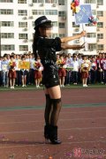 帖子中公布的其他女孩的照片却不是该学校的照片