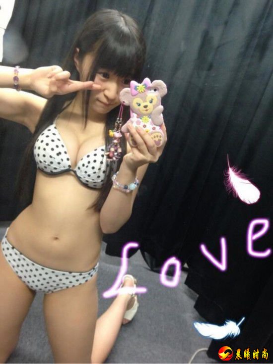 美少女们的各式各样自拍姿势让宅男都兴奋不已了! 前几日日本举行第一届写真偶像自拍选举大赛