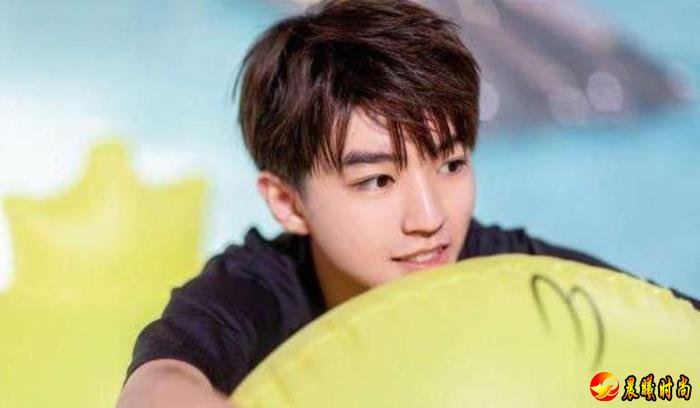  1.金晨私下性格就是有点男孩子气的小女生