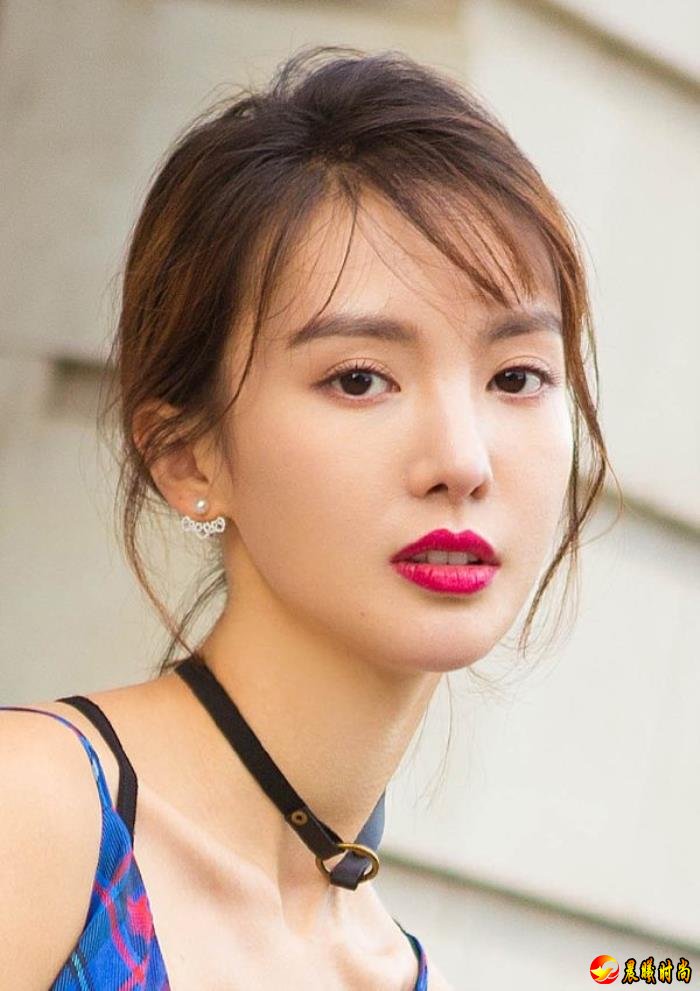  1.金晨私下性格就是有点男孩子气的小女生