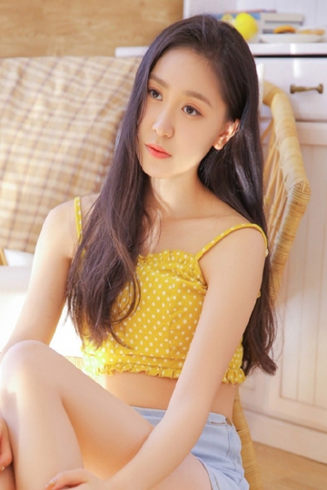 清纯美女校花吊带香肩超短裤美腿私房写真