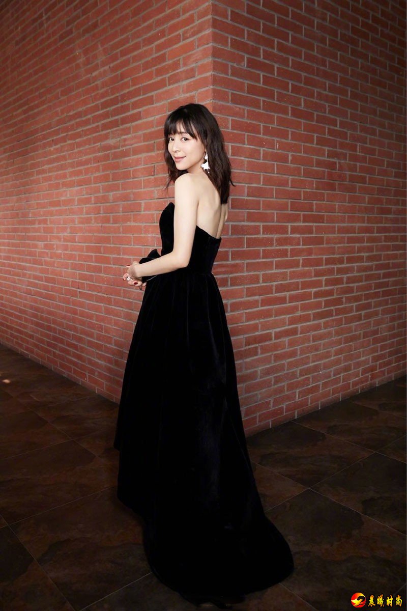 裹胸性感美女张静初黑色长裙礼服深V诱惑图片
