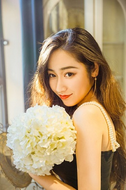 美女少妇红唇妖娆动人开胸挺乳销魂大屁屁诱惑