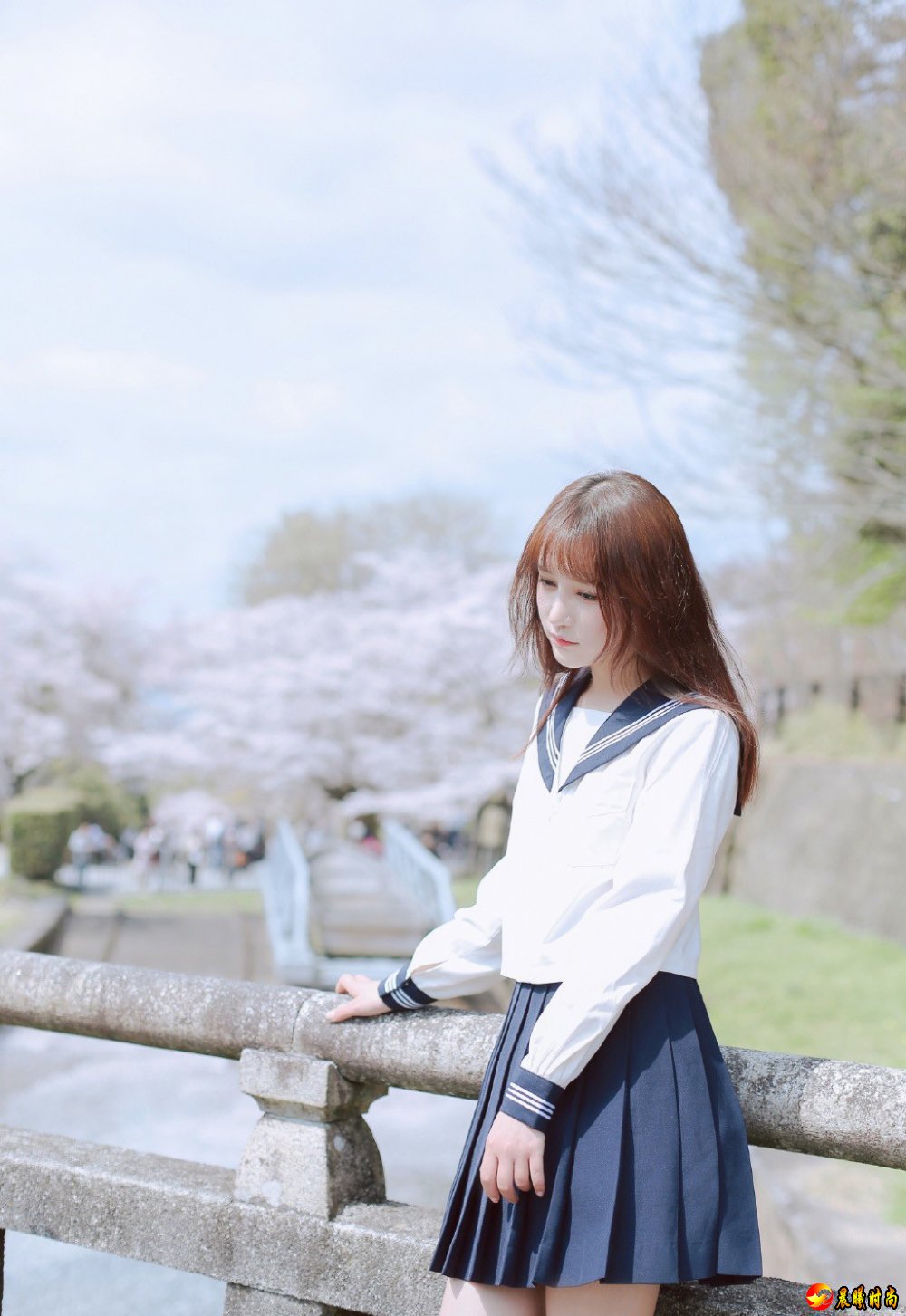 芭比脸蛋美女空气刘海校园制服诱惑柔弱侧颜性感写真