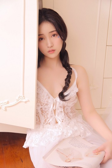 酥胸美女透视装麻花辫吊带呼之欲出撩人诱惑图