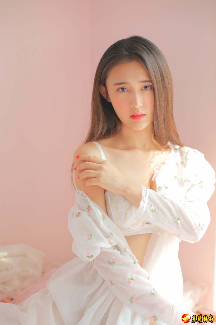 清纯美女半露酥胸诱惑镂空惹火美唇摄影艺术性感图片