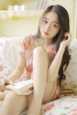 白嫩美女诱惑红唇大胆销魂媚眼性感写真展示