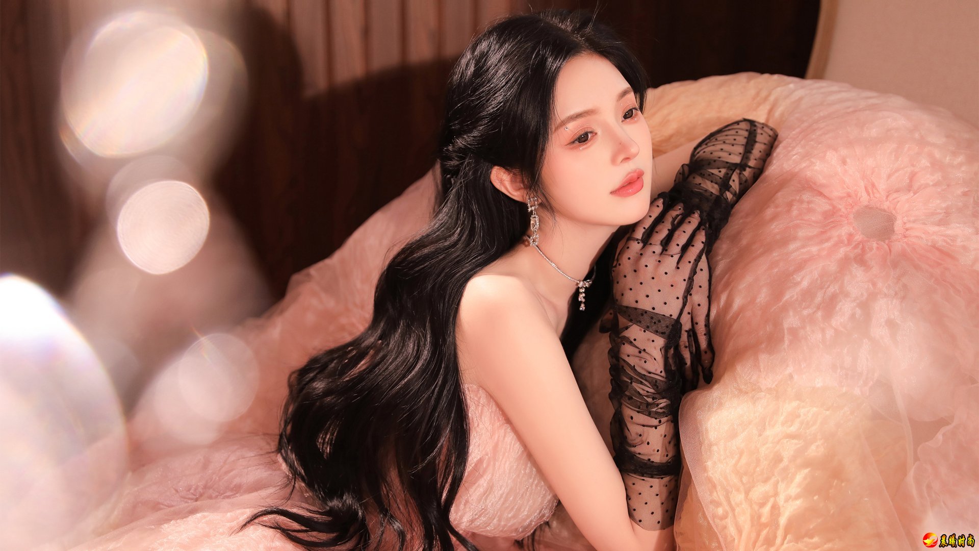 居家 公主 美女 长发大波浪卷发 裙子 蕾丝手套 美女壁纸