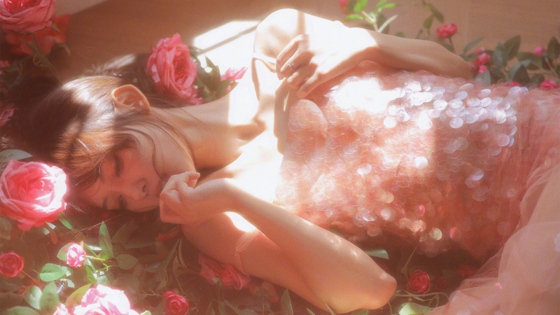 美女 粉色裙子 玫瑰花 居家 粉色系 唯美