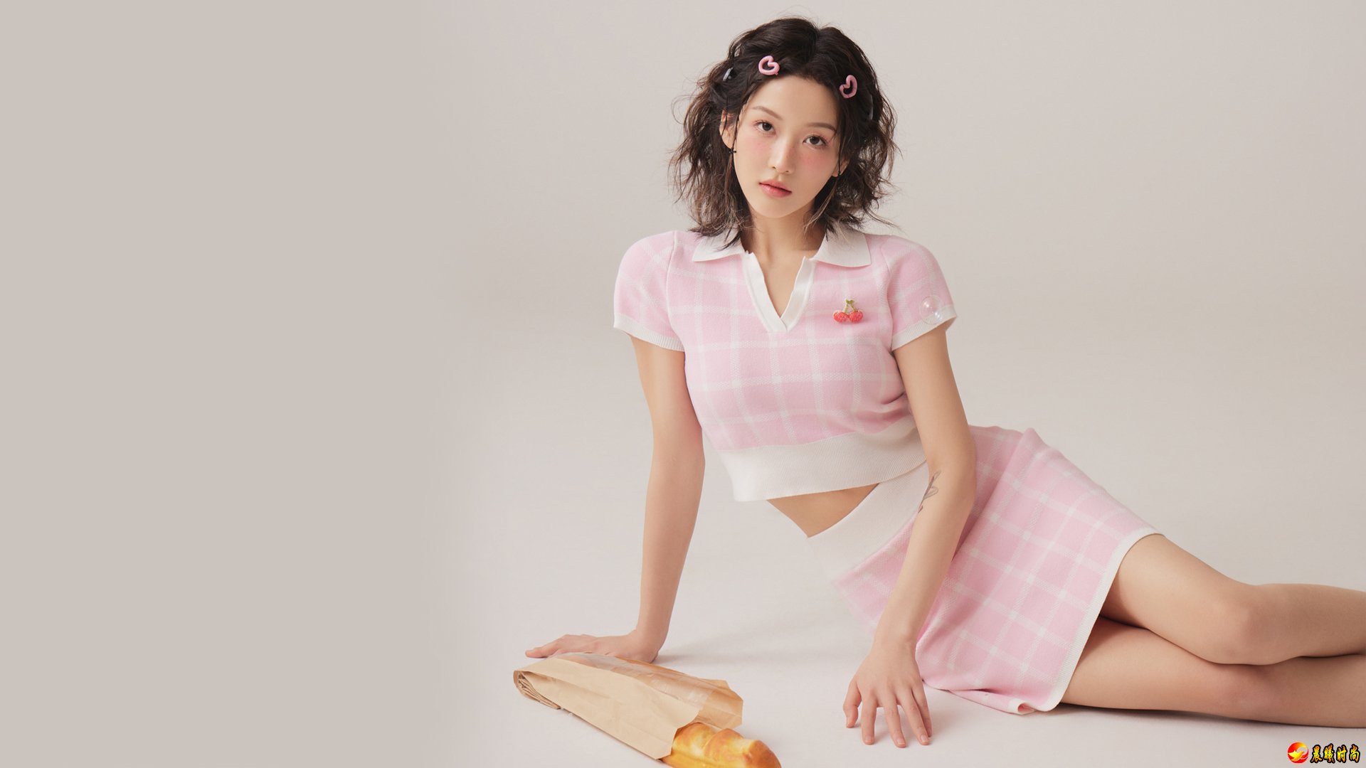 可爱美女粉色包臀裙 美女壁纸
