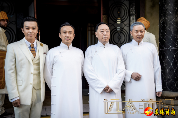 以严华（富大龙饰）、梁兴义（成泰燊饰）为首的革命先驱领导工人运动