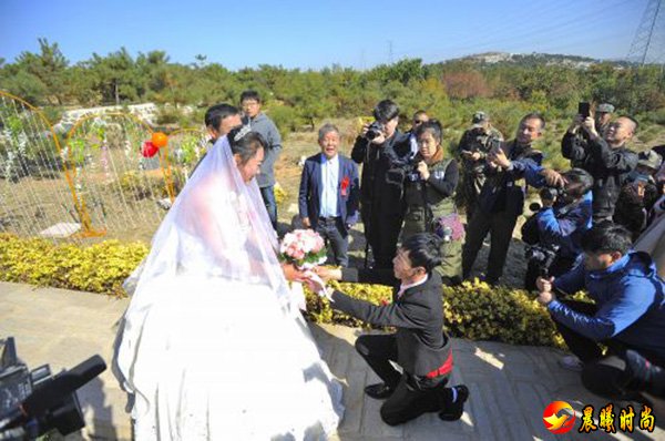 新人公墓办婚礼:婚姻在墓地开始也会在墓地结束