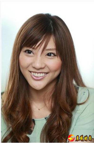山岸舞彩,25岁,所属日本NHK综合电视台。有“美腿女主播”的美称。