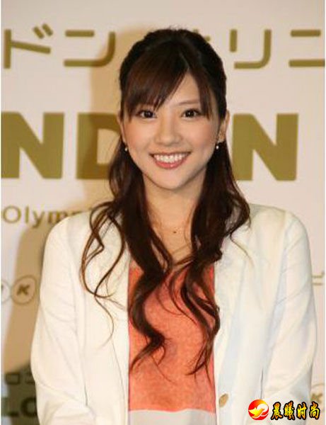 山岸舞彩,25岁,所属日本NHK综合电视台。有“美腿女主播”的美称。