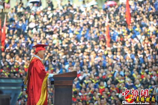28日，重庆大学举行2017届学生毕业典礼。中国工程院院士、重庆大学校长周绪红的致辞让全场万余名毕业生“欢呼不断”。　周毅　摄