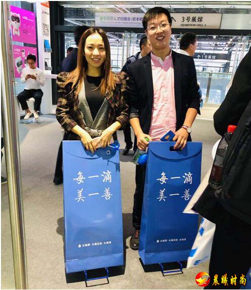 随处可见人们拉着手推车逛展会