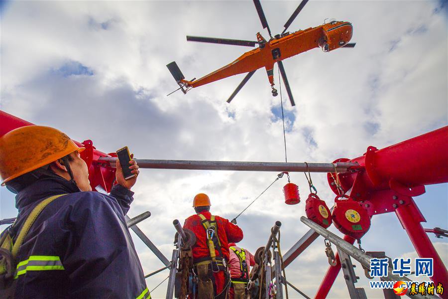 世界最高输电铁塔直升机跨海放索顺利完成