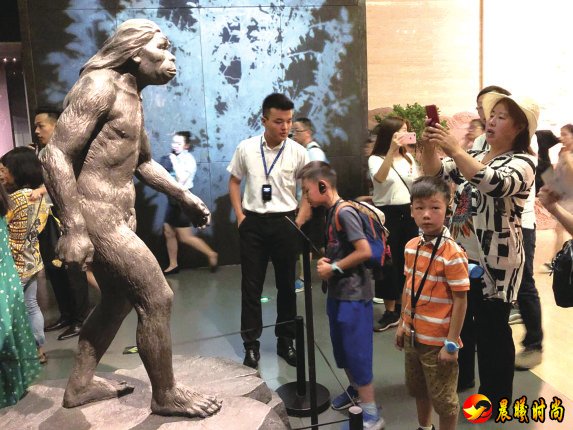 　　西安博物馆，　　参观猿人。　　傅洁　摄