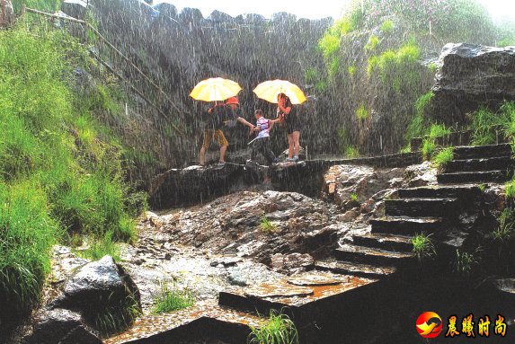 　　风雨同行。　　吴海明　摄