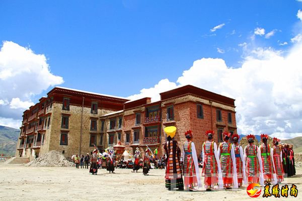 西藏卫视拍摄组在拉加里王宫广场拍摄藏戏