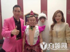 是因为我远远的看到一个穿着葫芦娃造型的老头孤单的站在那儿
