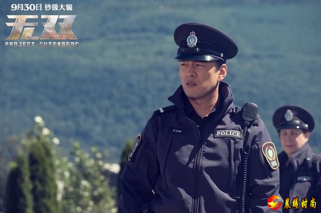  王耀庆饰演的角色惨遭周润发乱枪射击 两种完全不一样的风格也引发了很多影迷对王耀庆角色的好奇