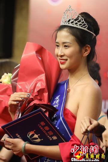 来自中国传媒大学南广学院的卫鑫怡获得江苏赛区冠军称号。　泱波　摄
