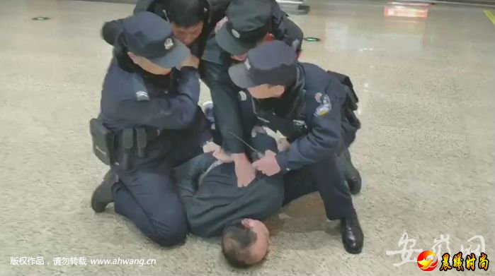 绩溪男子手掐民警脖子 醉酒撒泼打滚喊警察打人