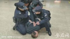 绩溪男子手掐民警脖子 醉酒撒泼打滚喊警察打人