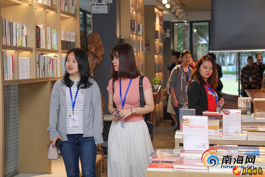 “改革开放看海南”2018年全国融媒体海南行采访团来到位于万宁石梅湾的凤凰九里书屋