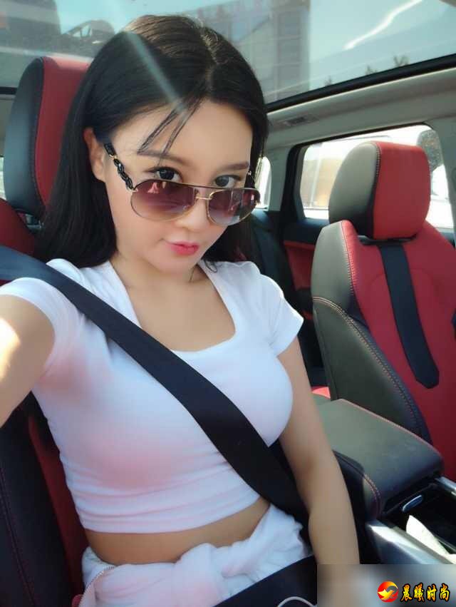 照片中身材火辣