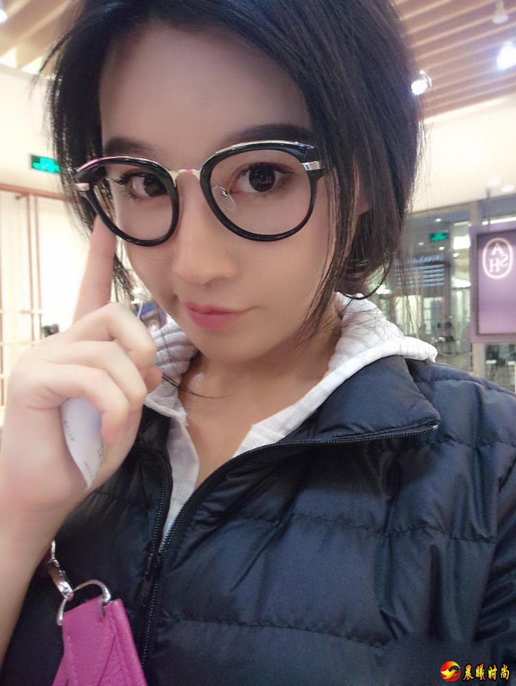 照片中身材火辣
