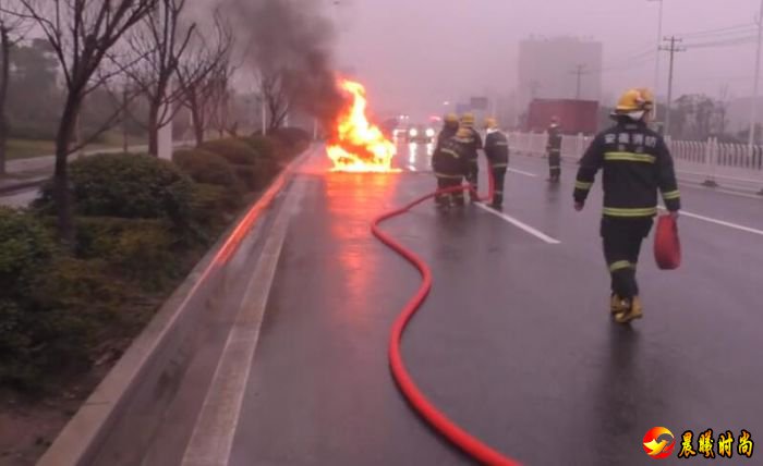 芜湖一轿车行驶途中突然起火 女司机发现冒烟急求救