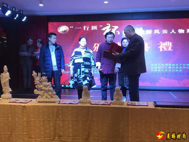 他的作品悬挂人民大会堂、走进联合国大厦