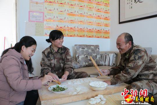 一家人其乐融融包饺子过大年。　郝胜忠 摄