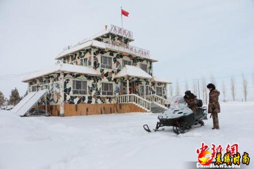 夫妻俩骑着雪地摩托车出发巡逻。　郝胜忠 摄