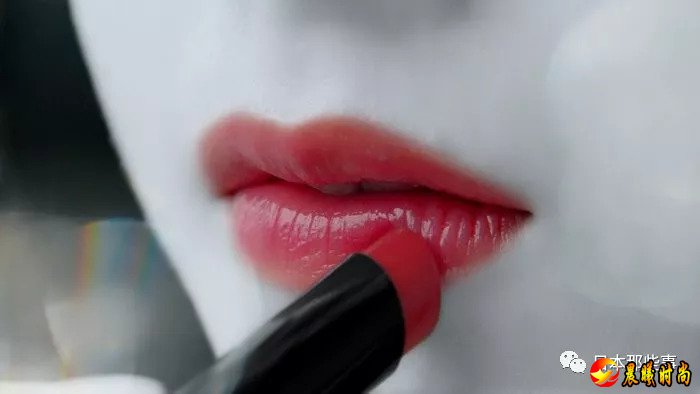 桥本小天使彻底变了一个风格！ 她担任了8月13日开始发售的彩色唇膏“LIP THE COLOR”的代言人