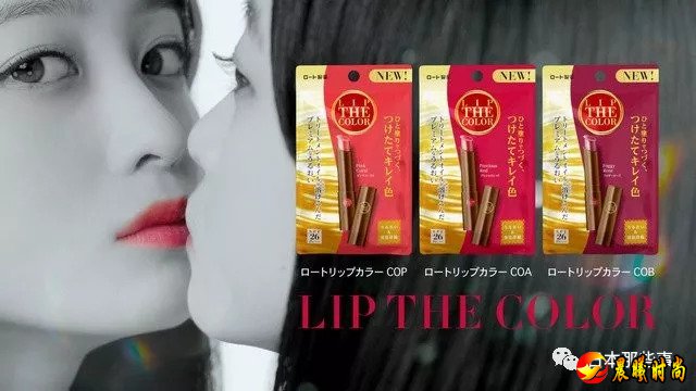 新广告的风格相当成熟性感，黑白背景下，红唇显得格外诱人。