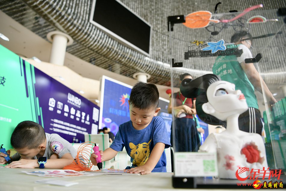 2019年广州科技活动周上，3D打印、5G信号VR设备、自动奶茶机等高科技产品吸引了众多观众围观。 记者 梁喻 摄