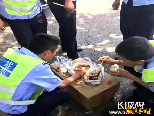  交警正在中午休息的时候轮班吃饭