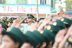 （刘豫遥、古卓成、柴浩摄影报道）     武警战士教学生唱红色歌曲     武