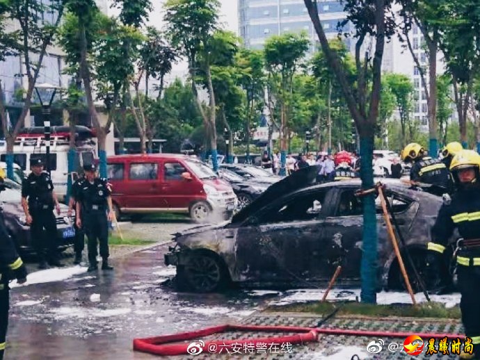 停车场上一辆轿车突然自燃 六安民警消防灭火