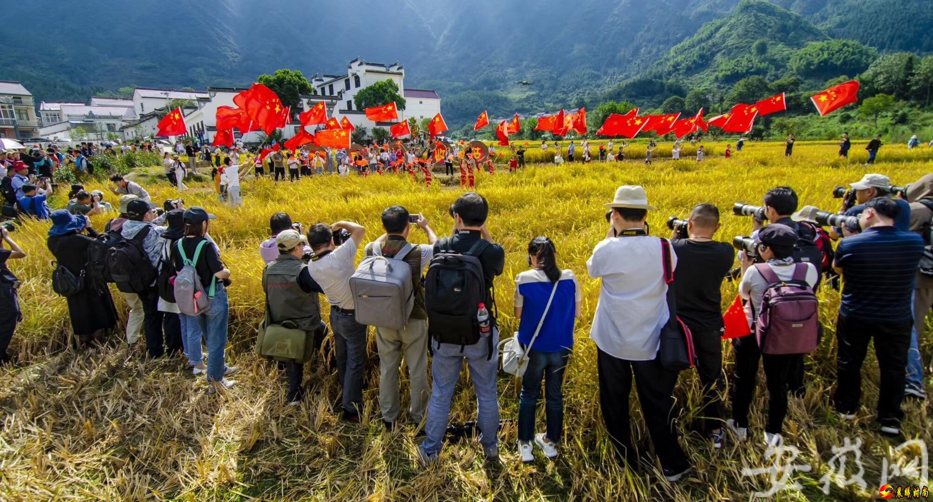  金秋时节的石台县库山村格外迷人