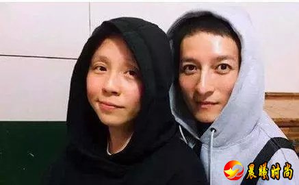  而李维嘉不仅在《歌手》节目中被网友发现暴瘦状态