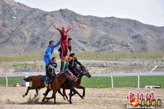 图为富蕴县赛马场上的马术表演。富蕴县供图